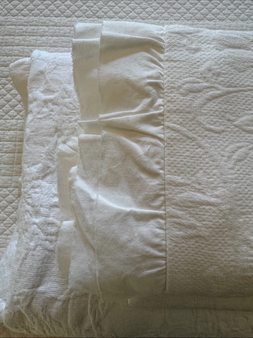 Docofil bright white king size Coverlet 100% cotton. W/ two pillow shams